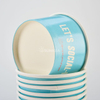 Copa de helado azul con tapa transparente