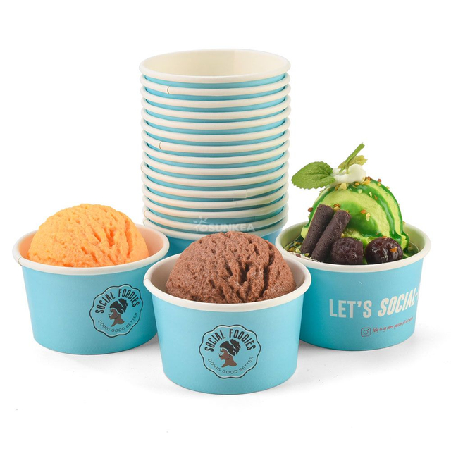 Copa de helado azul con tapa transparente